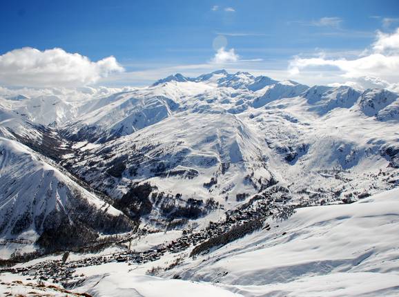 Saint Sorlin d’Arves und seine Skihänge unterhalb des Pic de L’Etendard (3464 m) Saint Sorlin d’Arves und seine Skihänge unterhalb des Pic de L’Etendard (3464 m)